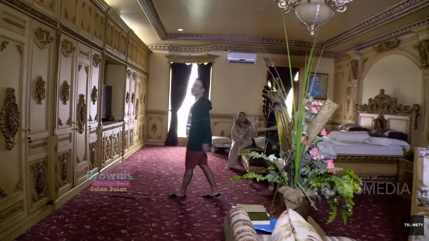 Kamar dengan Lemari Emas