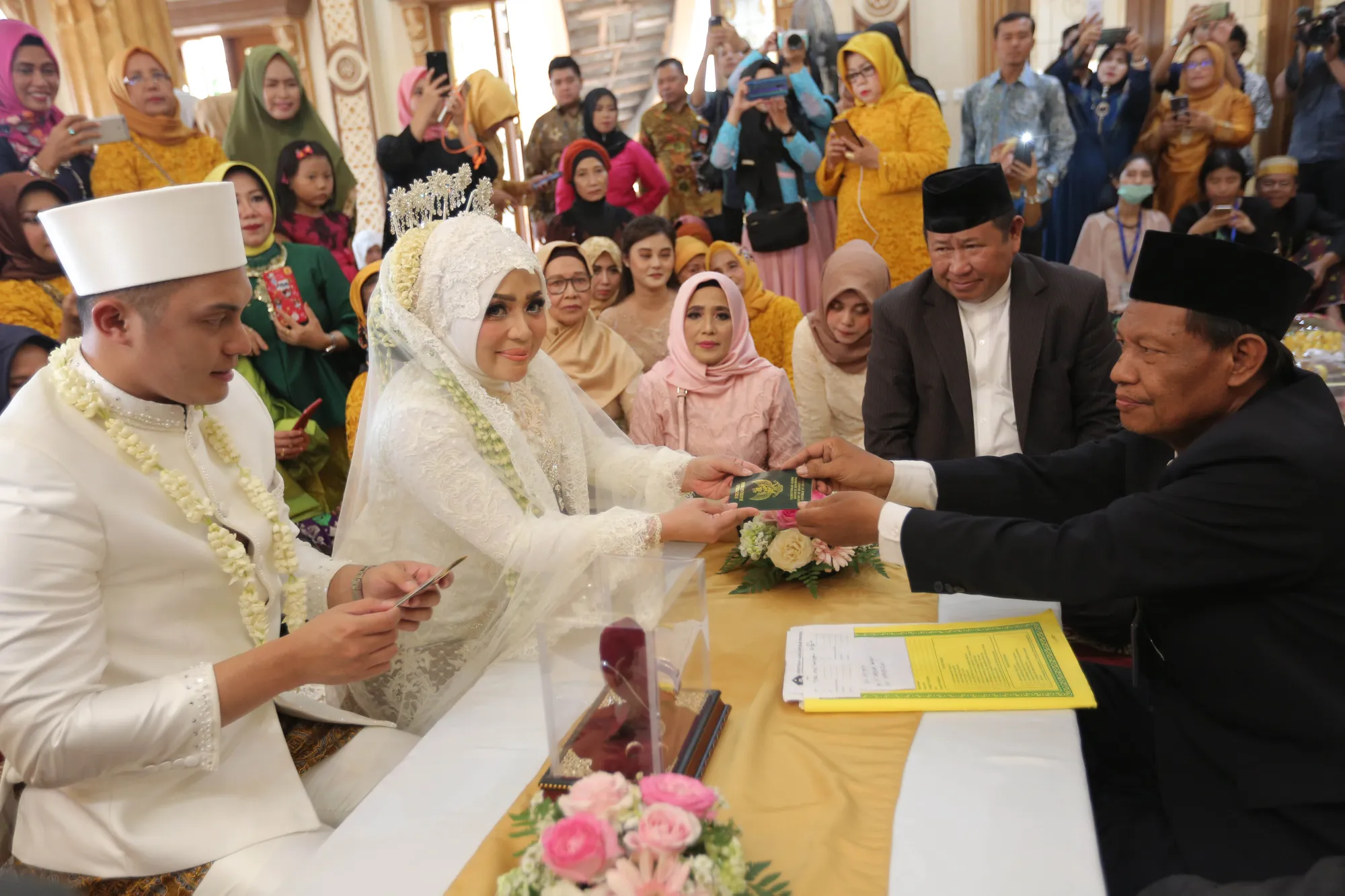 Akad nikah Muzdalifah dan Fadel Islami © KapanLagi.com/Budy Santoso