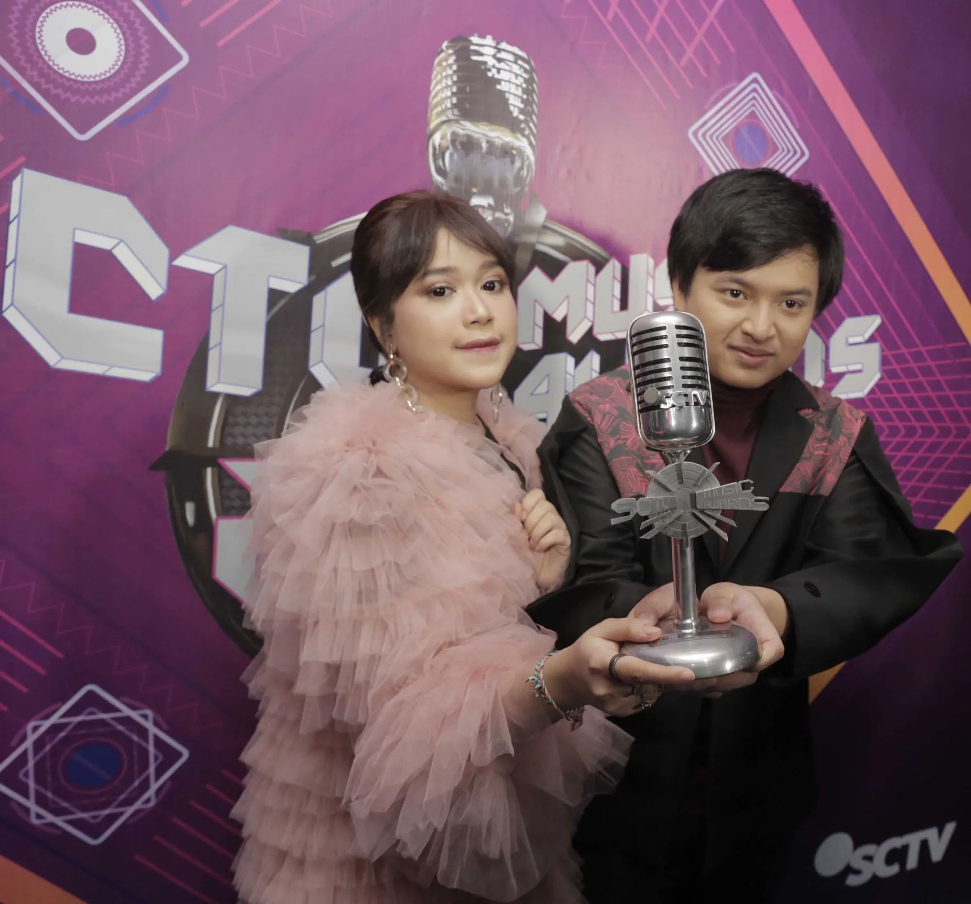 Arsy Widianto - Brisia Jodie di SCTV Music Awards © KapanLagi.com/Muhammad Akrom Sukarya