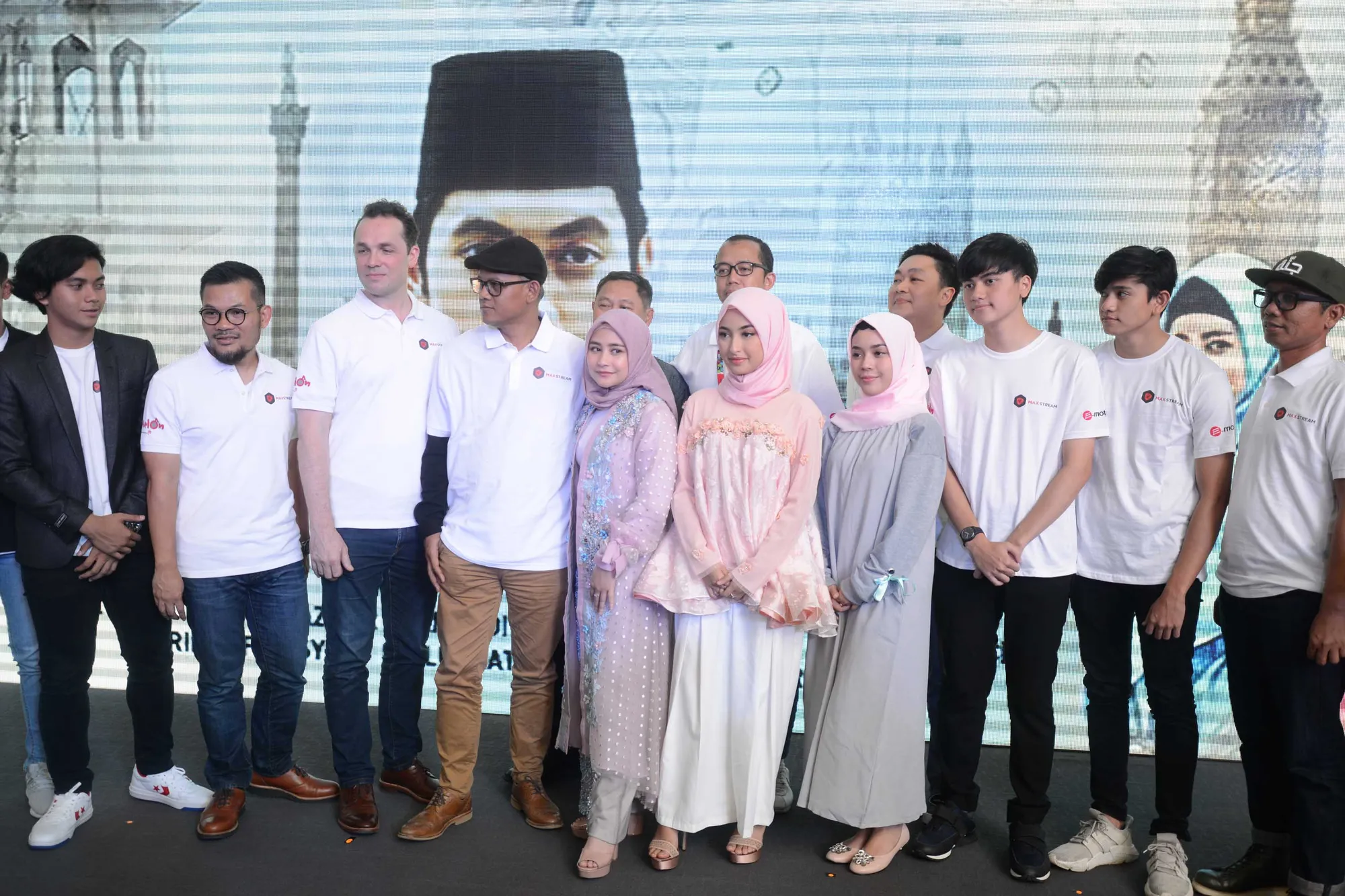 Prilly Latuconsina bersama pemain NEGERI 5 MENARA THE SERIES © KapanLagi.com/Bayu Herdianto