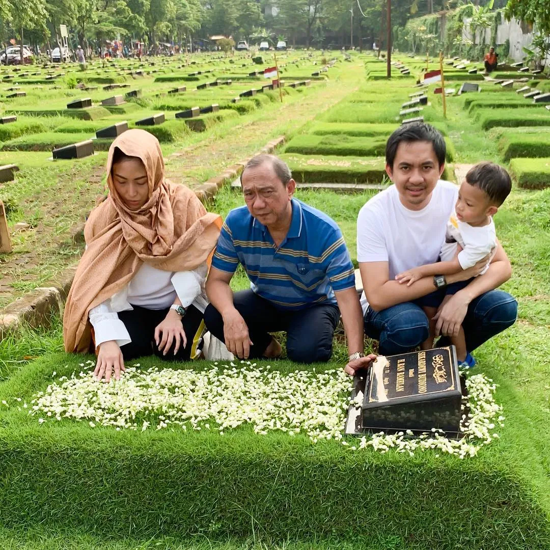 Ayu Dewi (credit: instagram.com/mrsayudewi)