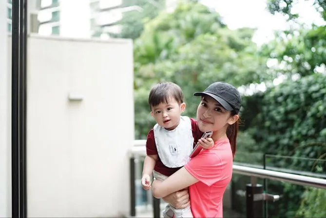 Lucunya Raphael saat digendong (credit: instagram.com/kartikadewi20)