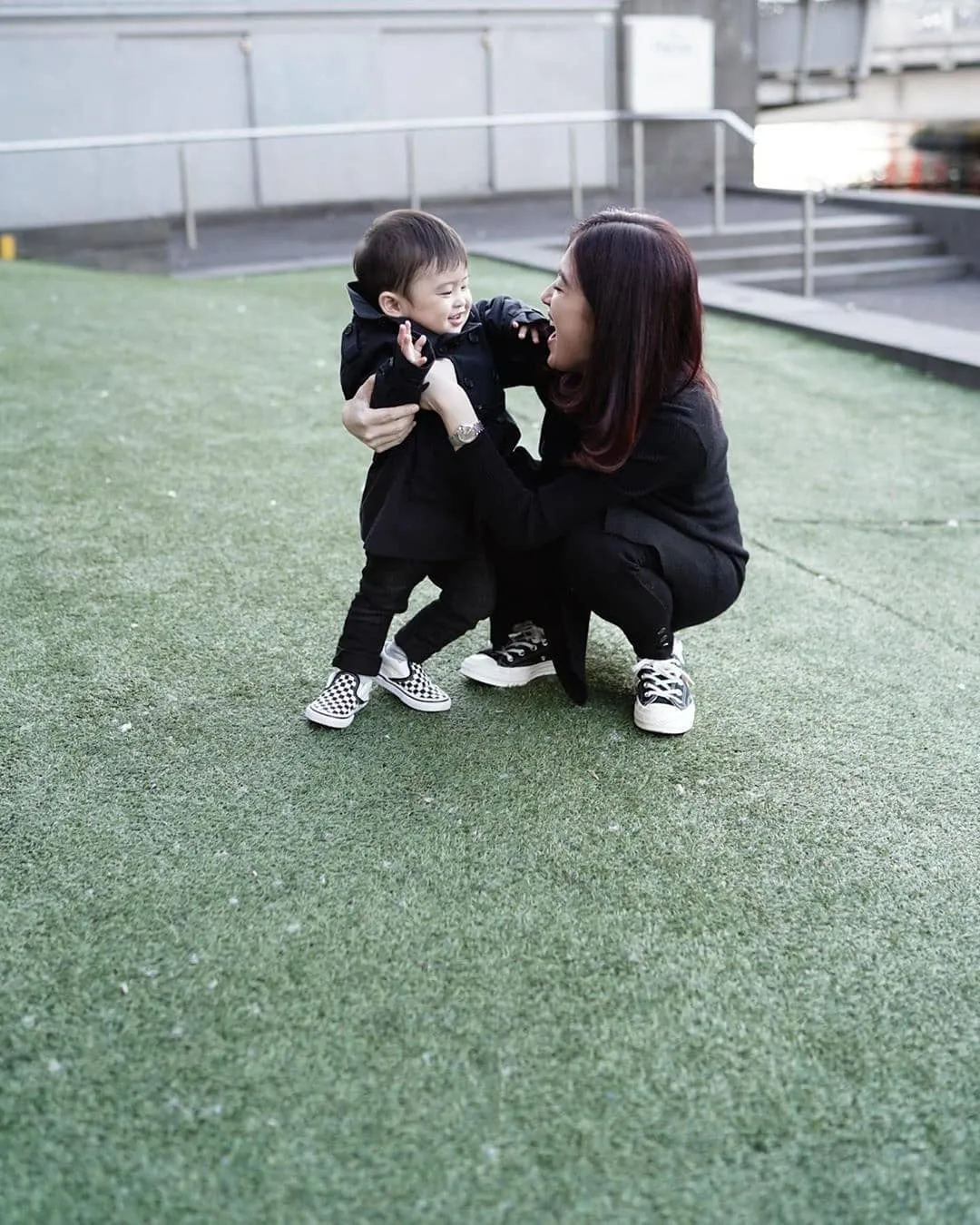 Raphael bermain bersama Kartika (credit: instagram.com/raphael_moeis)