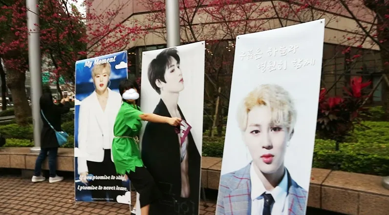 Seorang fans Ha Sung Woon yang begitu bersemangat foto bareng standing banner. © KapanLagi.com/Ayu Srikhandi