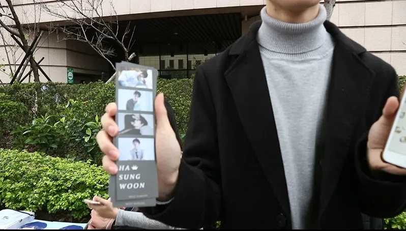 Fans Ha Sung Woon membagikan freebies di sekitar venue fan meeting. © KapanLagi.com/Ayu Srikhandi