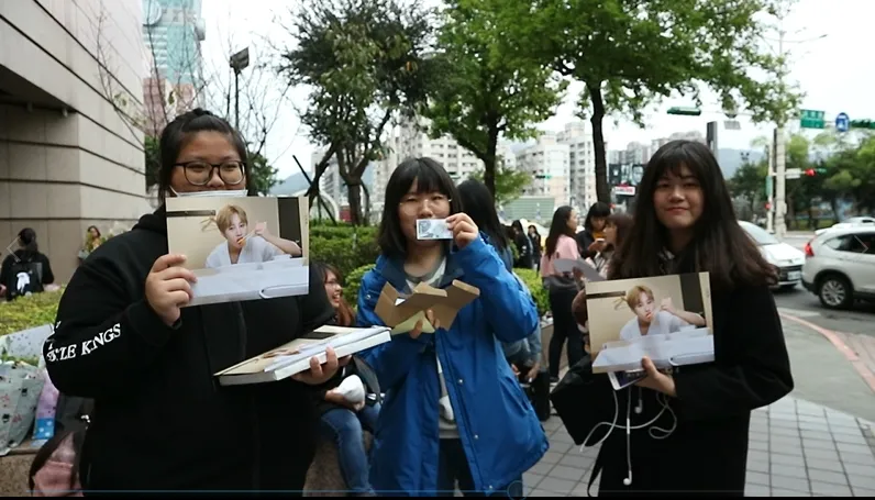 Fans membagikan freebies. © KapanLagi.com/Ayu Srikhandi