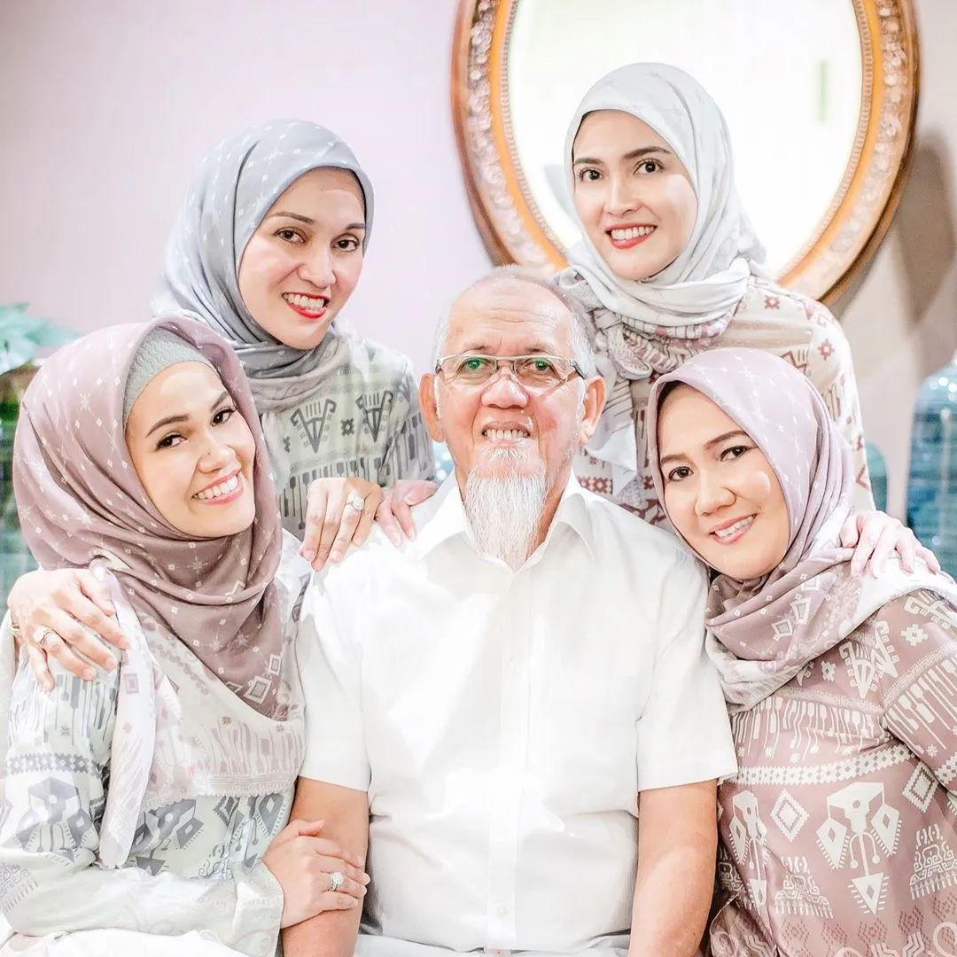 Shandy Aulia bersama ayah dan kakak-kakaknya © Instagram/shandyaulia