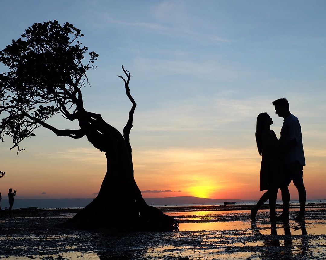 Titi Kamal Christian Sugiono Di Sumba Ciuman Air Terjun