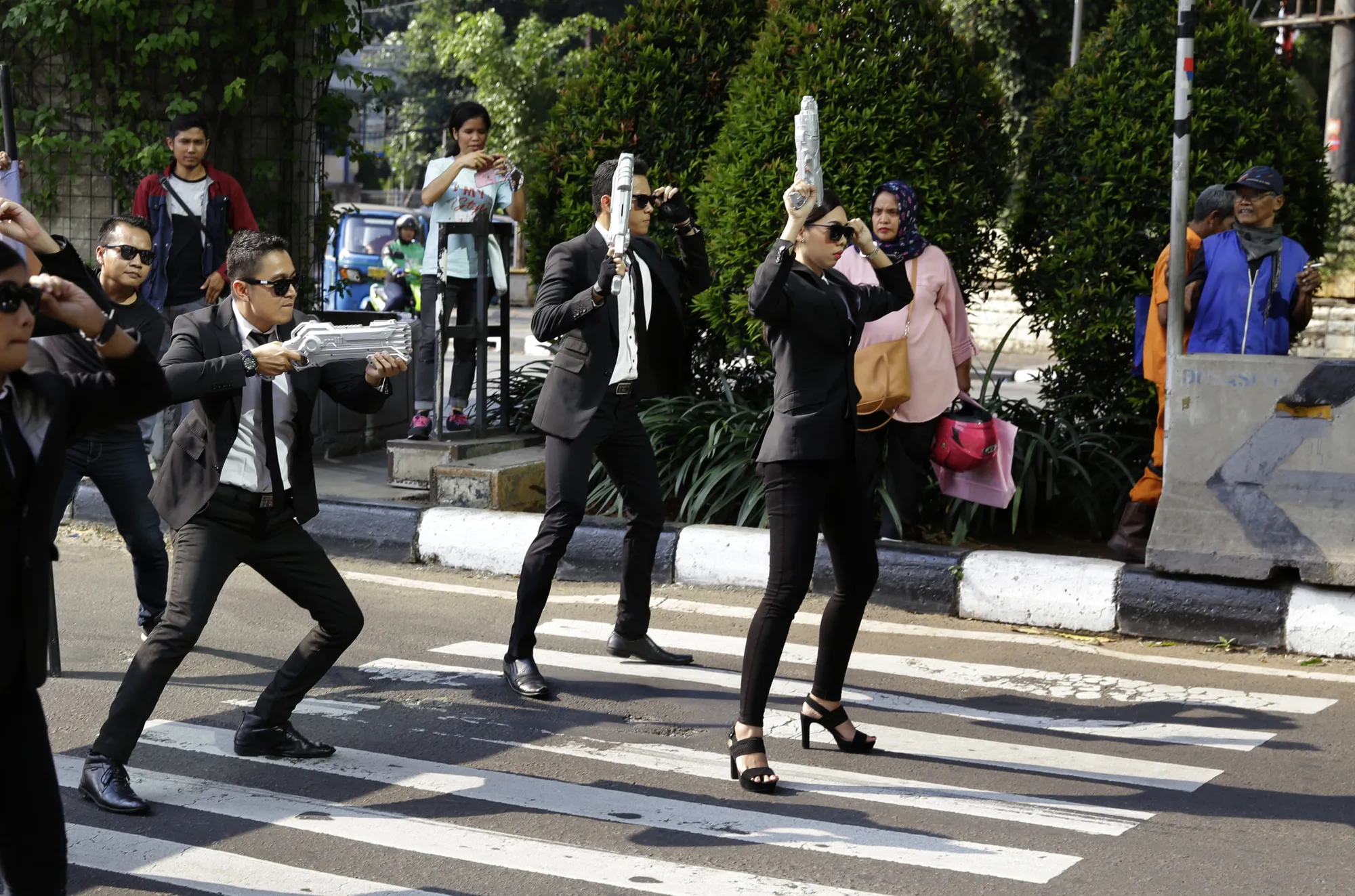 Flashmob MIB INTERNATIONAL. Menghibur warga Jakarta di siang hari. (Foto: Agus Apriyanto)