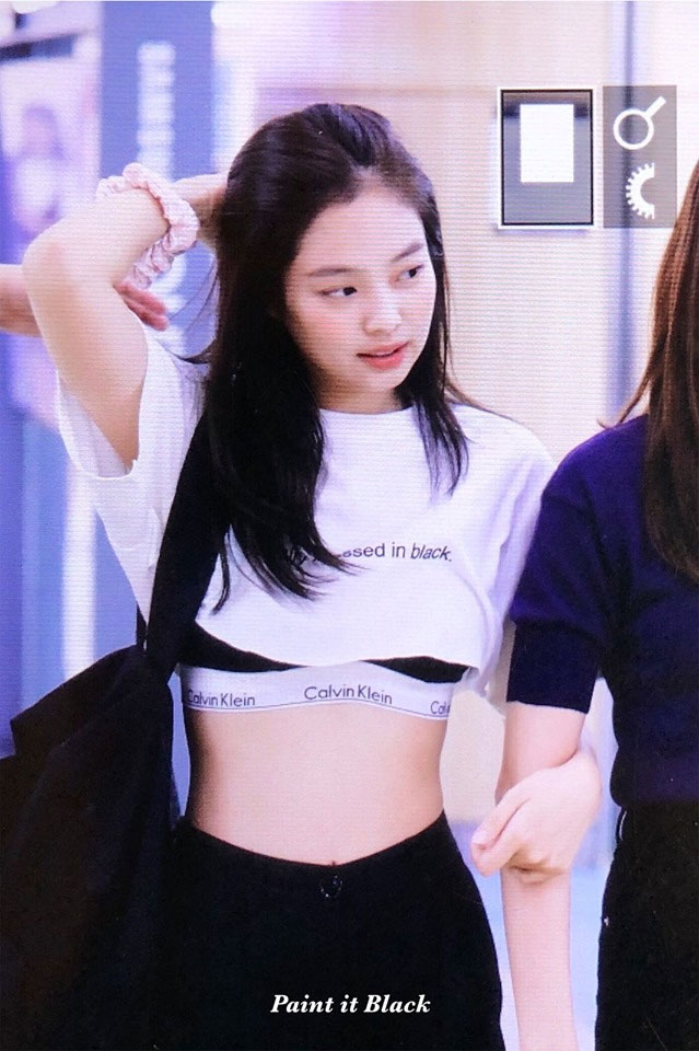 10 Foto Jennie Blackpink Pakai Crop Top Bralette Kelihatan