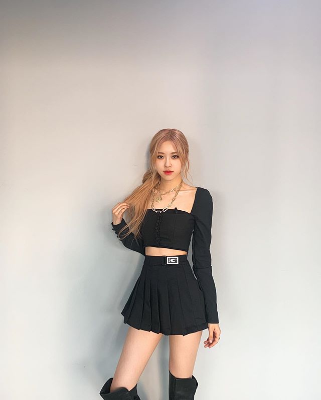 10 Gaya Rose BLACKPINK Doyan Pakai Crop Top Pamerkan 