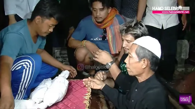 Ammar Zoni memakamkan anaknya © youtube/Halo Selebriti