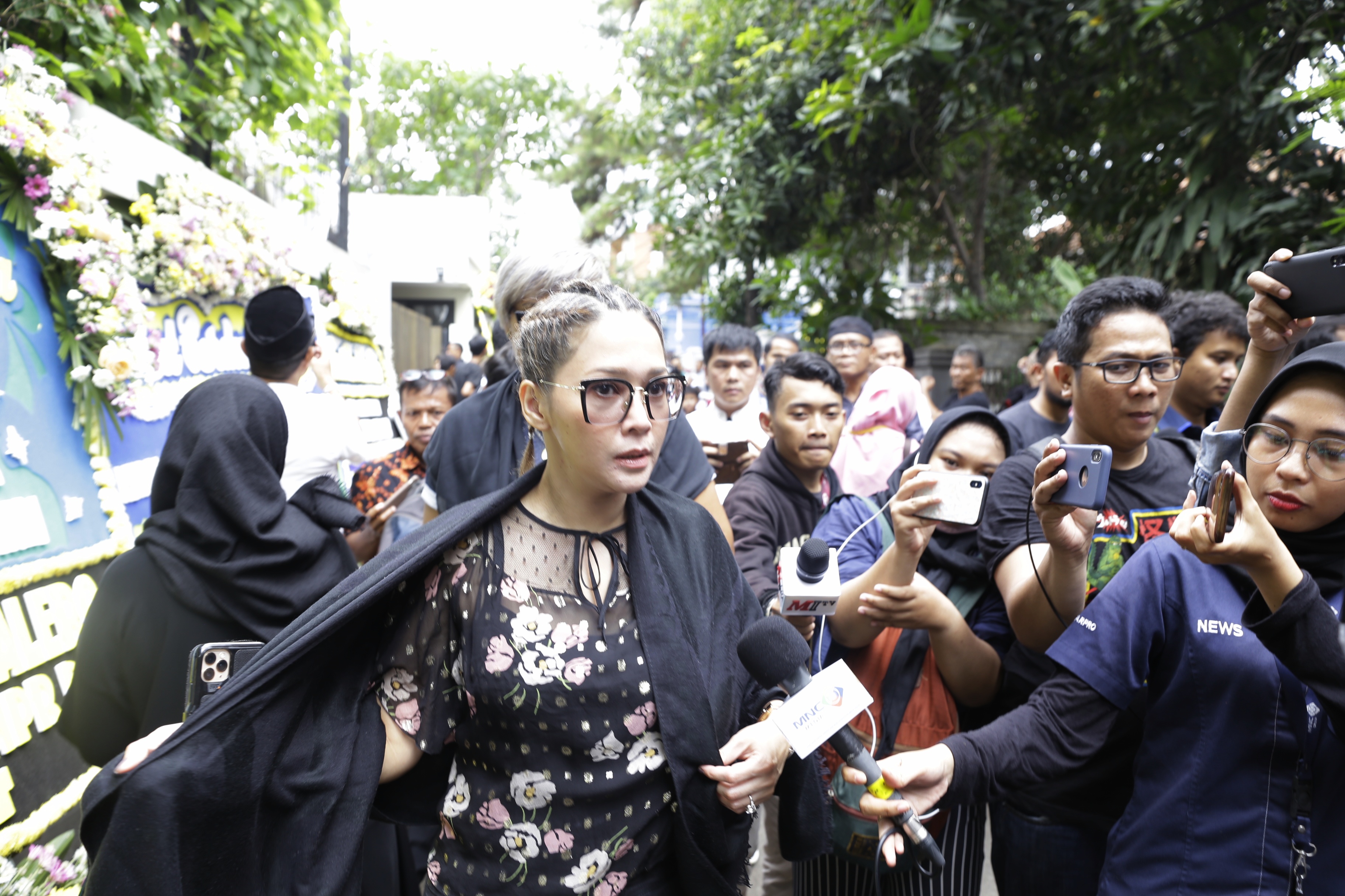 Maia Estianty, who last night was a judge together on INDONESIAN IDOL, also paid respects. (Bayu Herdianto)