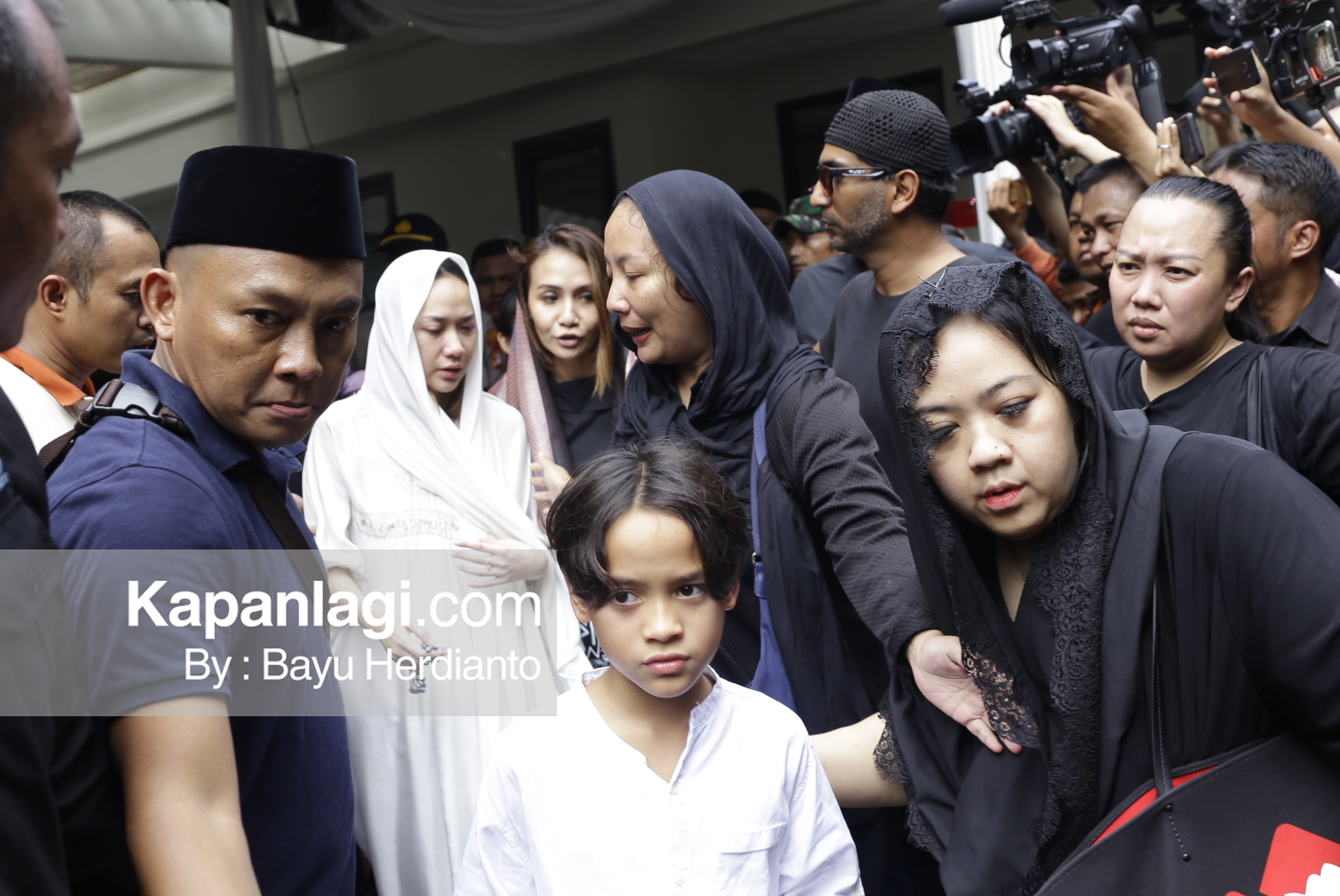 Unge, as she is called, leaving the funeral home to go to the burial site. (Photo: Bayu Herdianto)