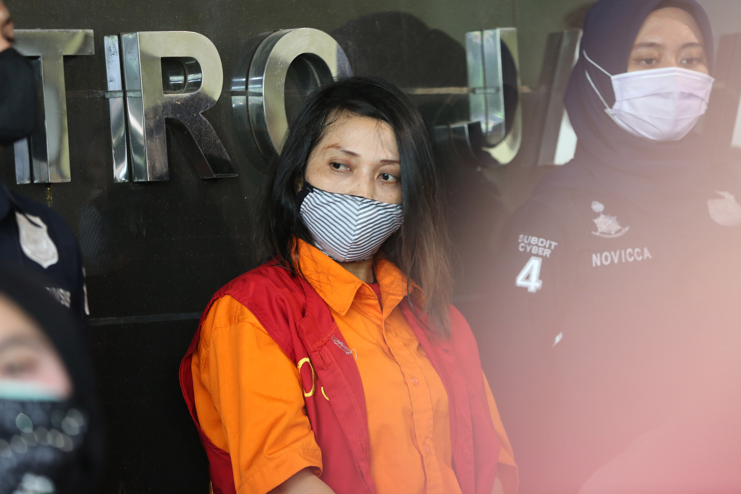 Sempat Ngaku Tak Takut Somasi, Laurens Hapus Postingan Tentang Syahrini  Kecuali 1 Foto - Kapanlagi.com
