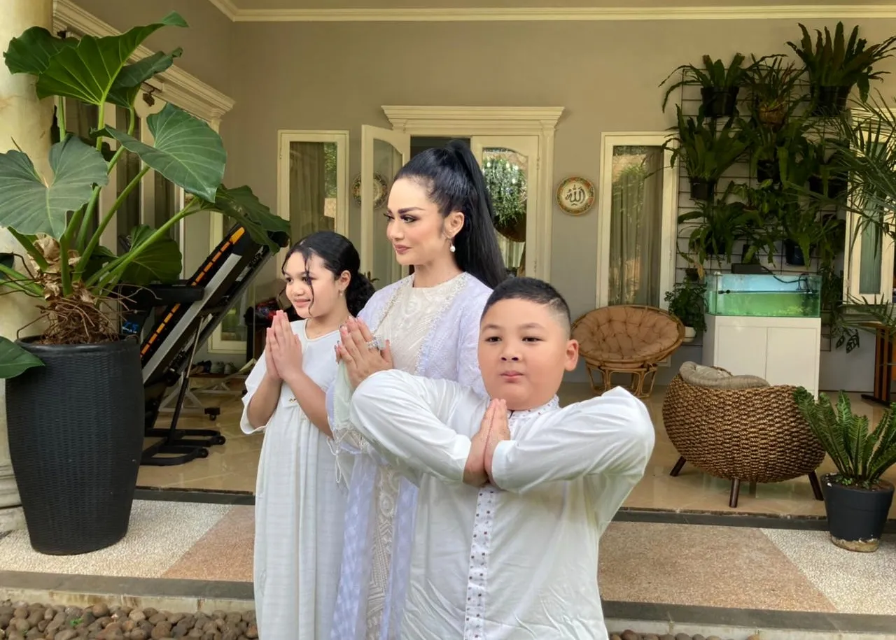 Amora makin cantik dan tumbuh jadi remaja, sementara Kellen terlihat makin ganteng dan bertambah tinggi. Foto: Akrom Sukarya