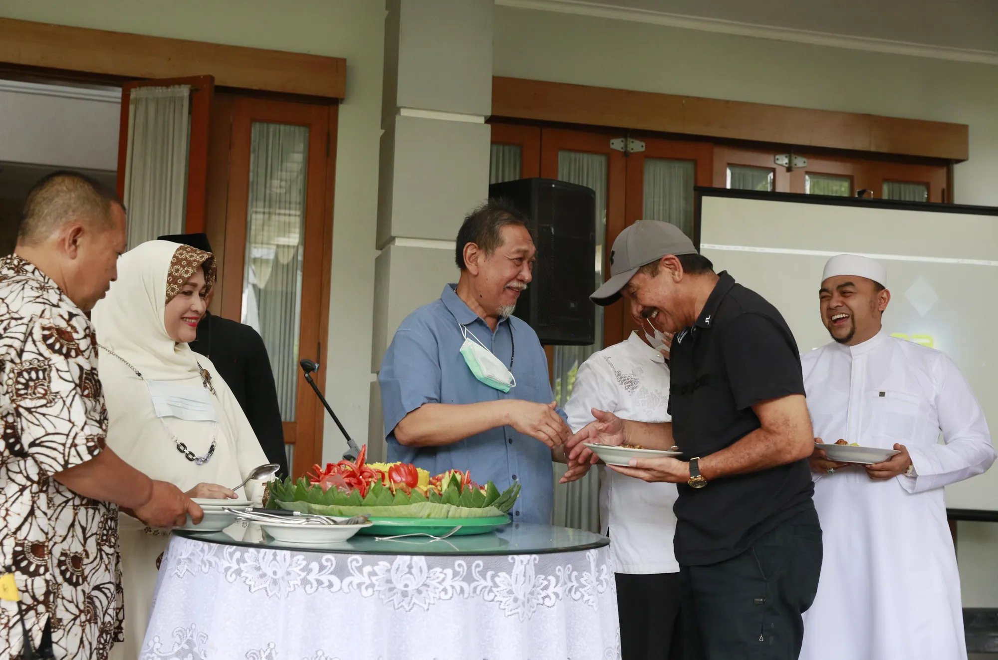 Deddy Mizwar dan para pemain di Tasyakuran Para Pencari Tuhan Jilid 15 © KapanLagi.com/Muhammad Akrom Sukarya