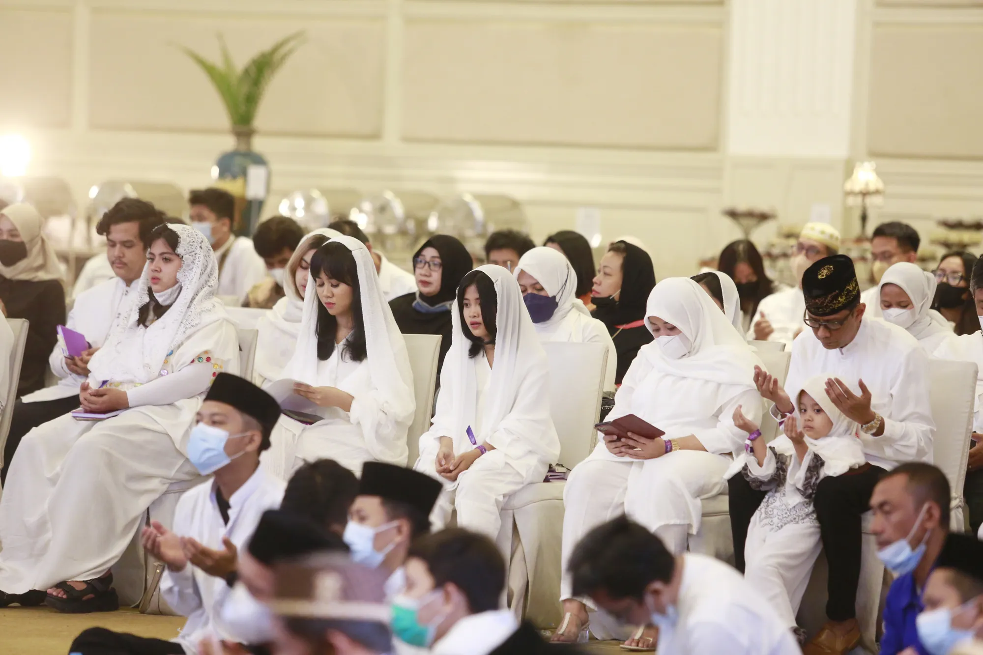 Mayang menahan tangis di konser untuk Vanessa Angel © KapanLagi.com/Muhammad Akrom Sukarya