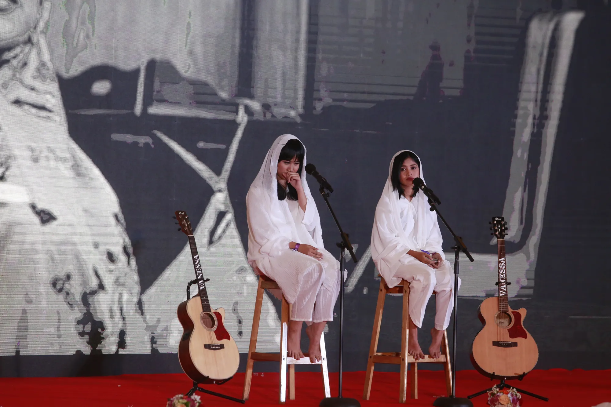 Mayang menahan tangis di konser untuk Vanessa Angel © KapanLagi.com/Muhammad Akrom Sukarya