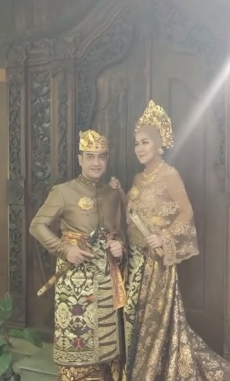 8 Foto Prewedding Venna Melinda Dan Ferry Irawan Serasi Pakai Baju Adat