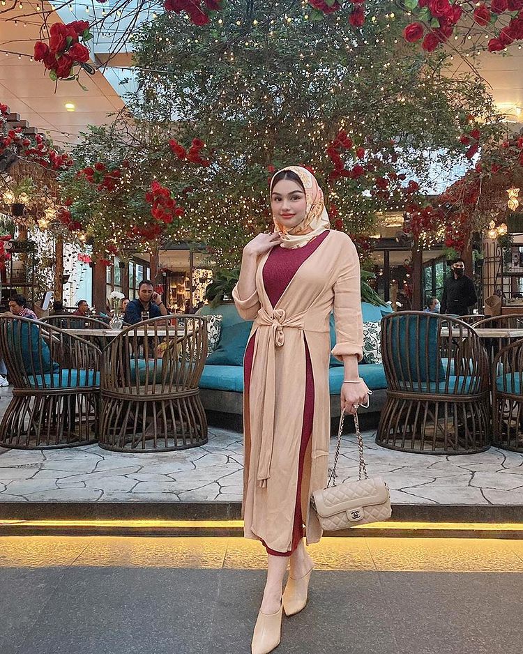 Tuai Cibiran 8 Potret Gaya Hijab Nurah Syahfirah Ibu Tiri Teuku Rassya