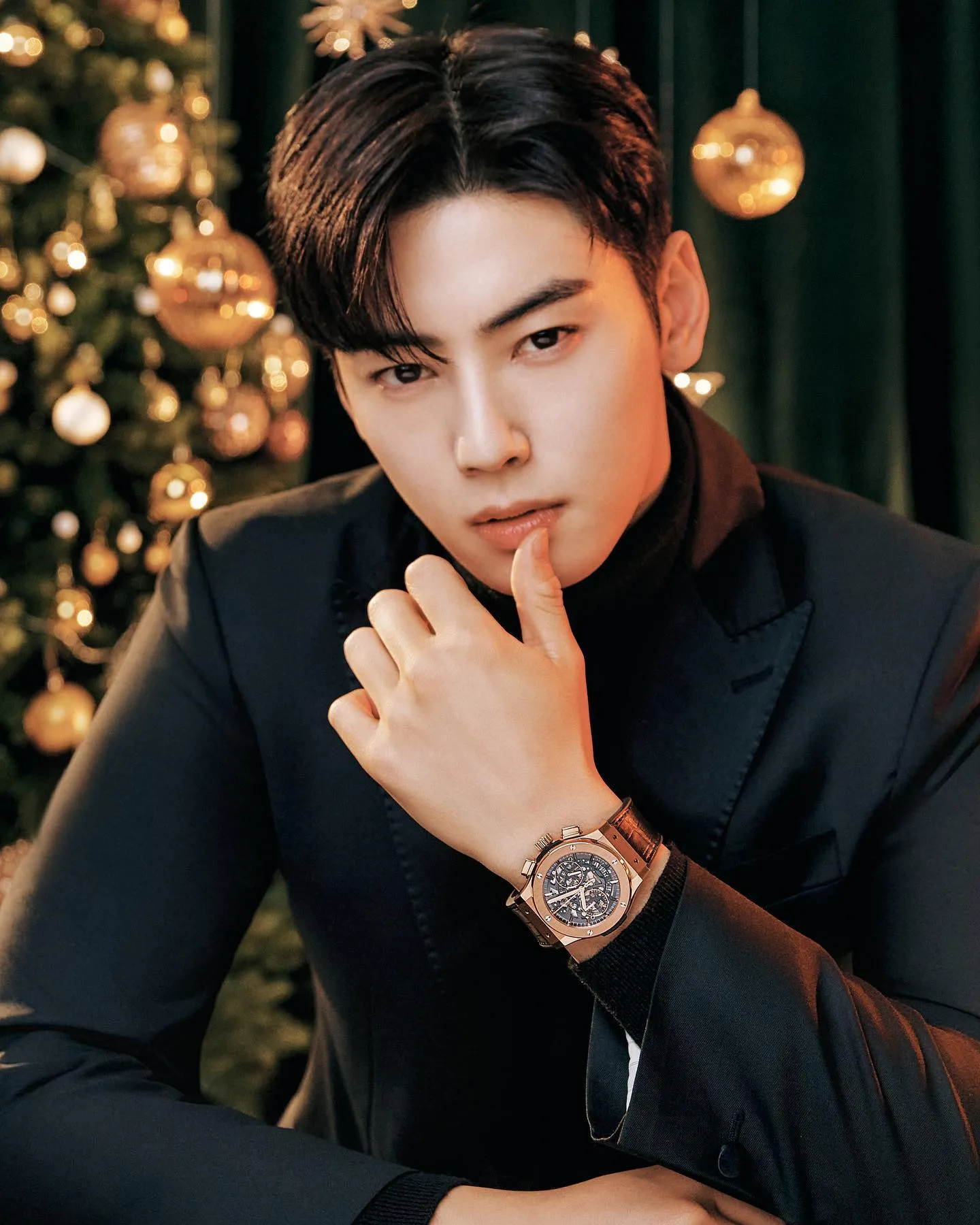 Gantengnya Cha Eun Woo kayaknya udah nggak perlu dibahas apalagi dipertanyakan. Tatap aja foto ini, kalau gak mengakui kegantengannya, ya mungkin bikin tipe kamu sih. Tapi masa iya yang kayak gini gak ganteng?