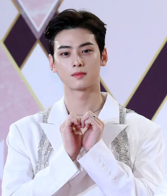 Sebagai idol, dia sukses dengan ASTRO. Nyanyinya juga bagus, bisa ngedance juga. Langganan MC acara musik juga lho dia.