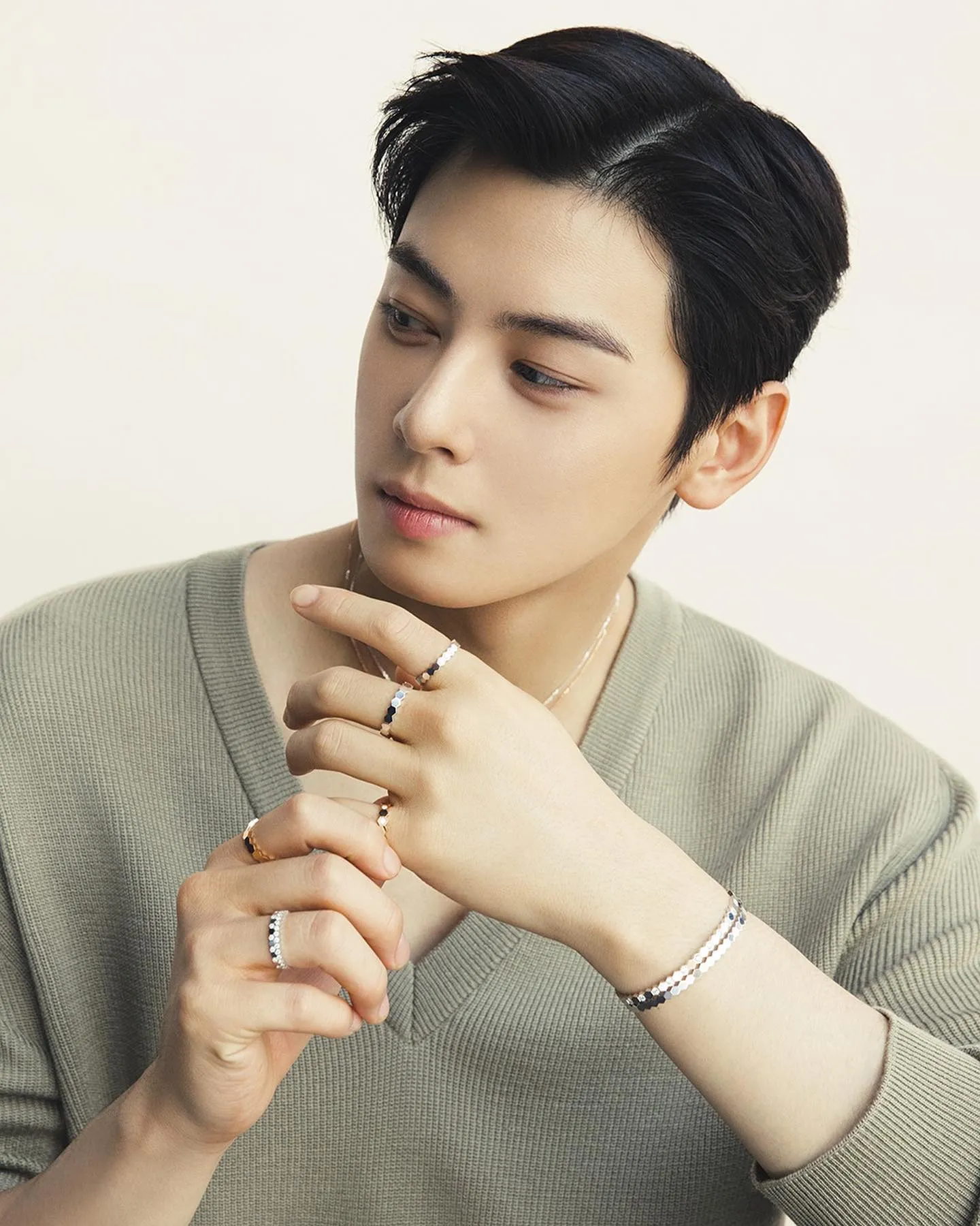 Cha Eun Woo yang ganteng juga jadi ambassador brand ternama. Kalau soal uang, udah punya banyak lah ya dan cocok jadi suami.