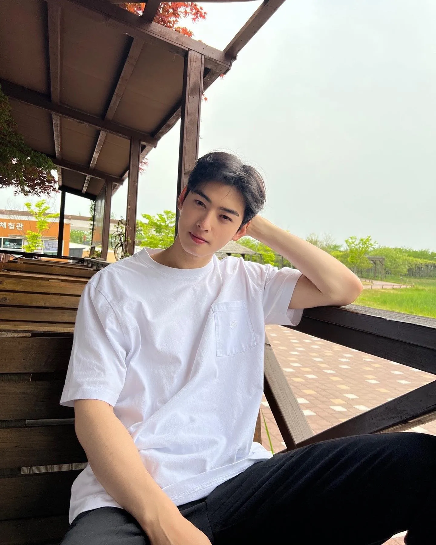 Cha Eun Woo ini juga rajin bangun pagi lho. Jadi buat kalian yang bangunnya siang, Cha Eun Woo siap jadi alarm.