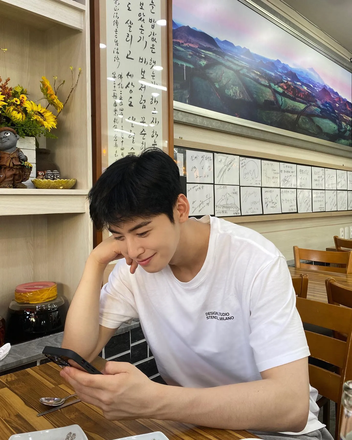 Pakai kaos doang aja gantengnya udah nggak tanggung-tanggung. Boyfriend-able banget kan?