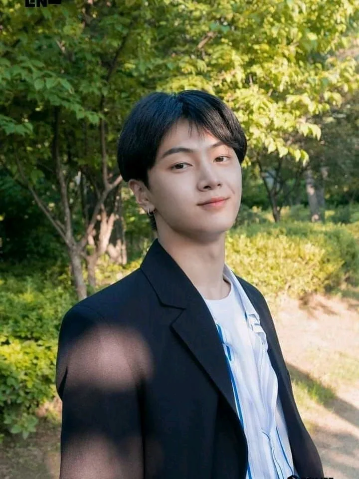 Nggak hanya punya wajah ganteng menawan, Jay juga dikenal sebagai anak tunggal kaya raya. Ayahnya adalah seorang CEO perusahaan travel bernama Sinar Tours.