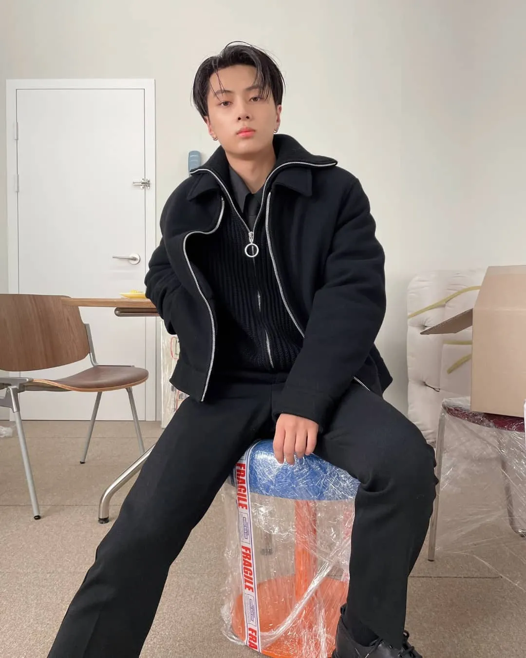 Ganteng kaya, dan siap membangun rumah tangga yang mapan bersamamu, Jay juga seorang fashionista yang pastinya nggak bakal malu-maluin diajak ke berbagai event.