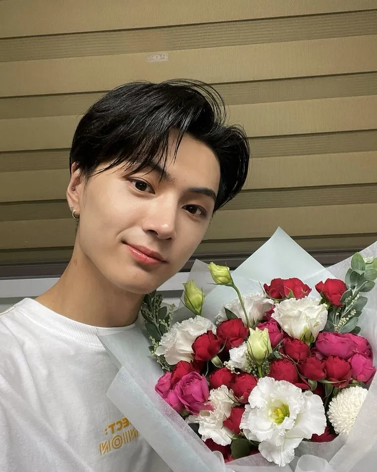 Tidak hanya dikenal sebagai member ENHYPEN yang paling lucu, Jay juga romantis banget lho. Ia bahkan sering terlibat dalam proses penulisan lirik lagu ENHYPEN dari waktu ke waktu.
