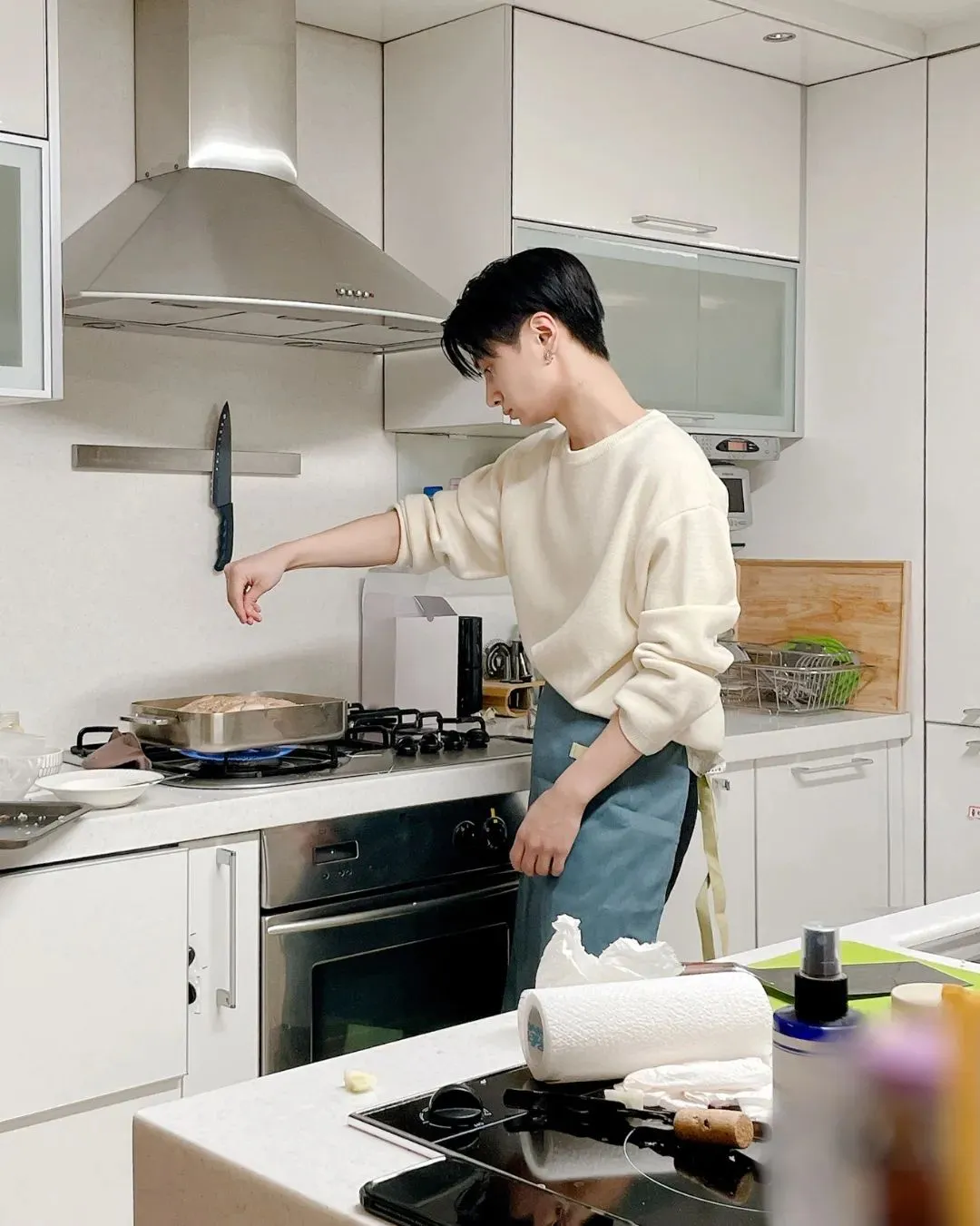 Kalau fakta yang satu ini pasti bakal bikin mama kamu seneng. Pasalnya Jay juga jago banget memasak dan jadi chef andalan bagi para member.