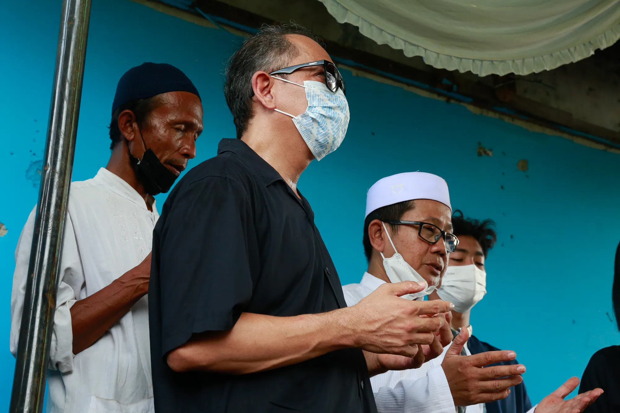 Indra kala pemakaman mendiang ayahnya © KapanLagi.com/Muhammad Akrom Sukarya