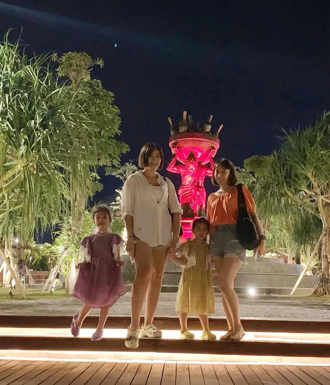 Setelah itu, Yenny pun kini sudah jarang tersorot. Tetapi lewat media sosial instagramnya, Yenny terlihat makin cantik dengan penampilannya yang memesona.