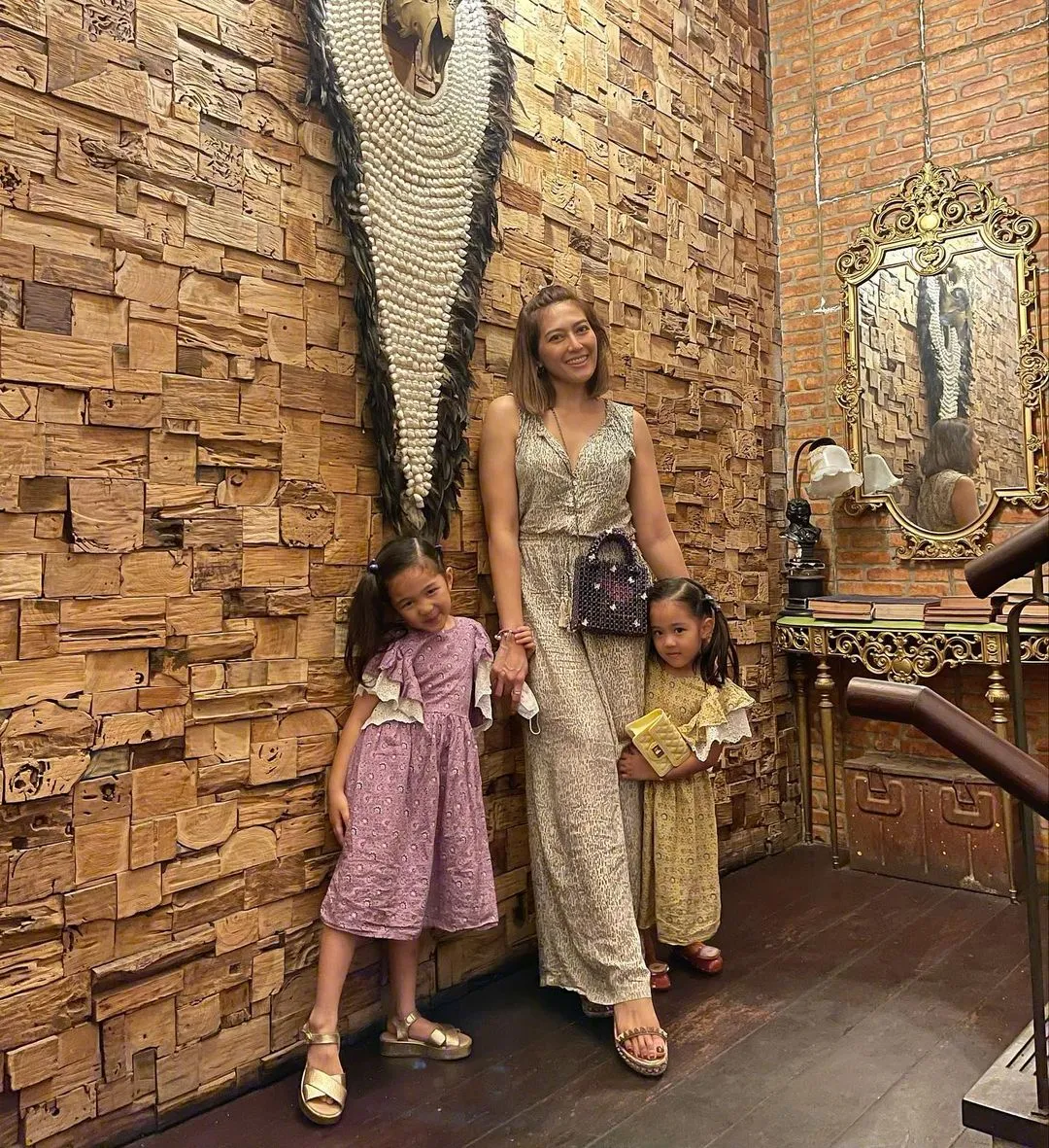 Menjadi Ibu dua anak, Yenny begitu bahagia yang berlipat ganda dengan dikarunia dua anak yang cantik, rumah tangganya kini pun semakin harmonis.