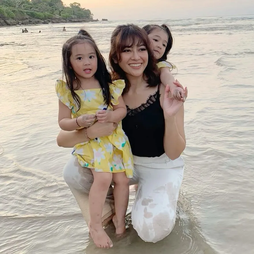 Kebahagiaan Yenny pun terlihat saat liburan bersama kedua anak cantiknya yang bernama Sasa dan Lea kini sudah tumbuh besar.