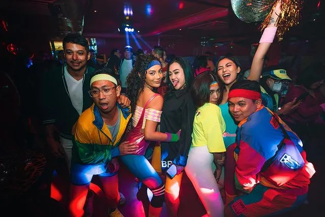 Datang dalam balutan baju senam yang pada umumnya ketat, ibu dua anak ini memamerkan body goals-nya saat berfoto bersama tamu-tamu undangan lainnya.