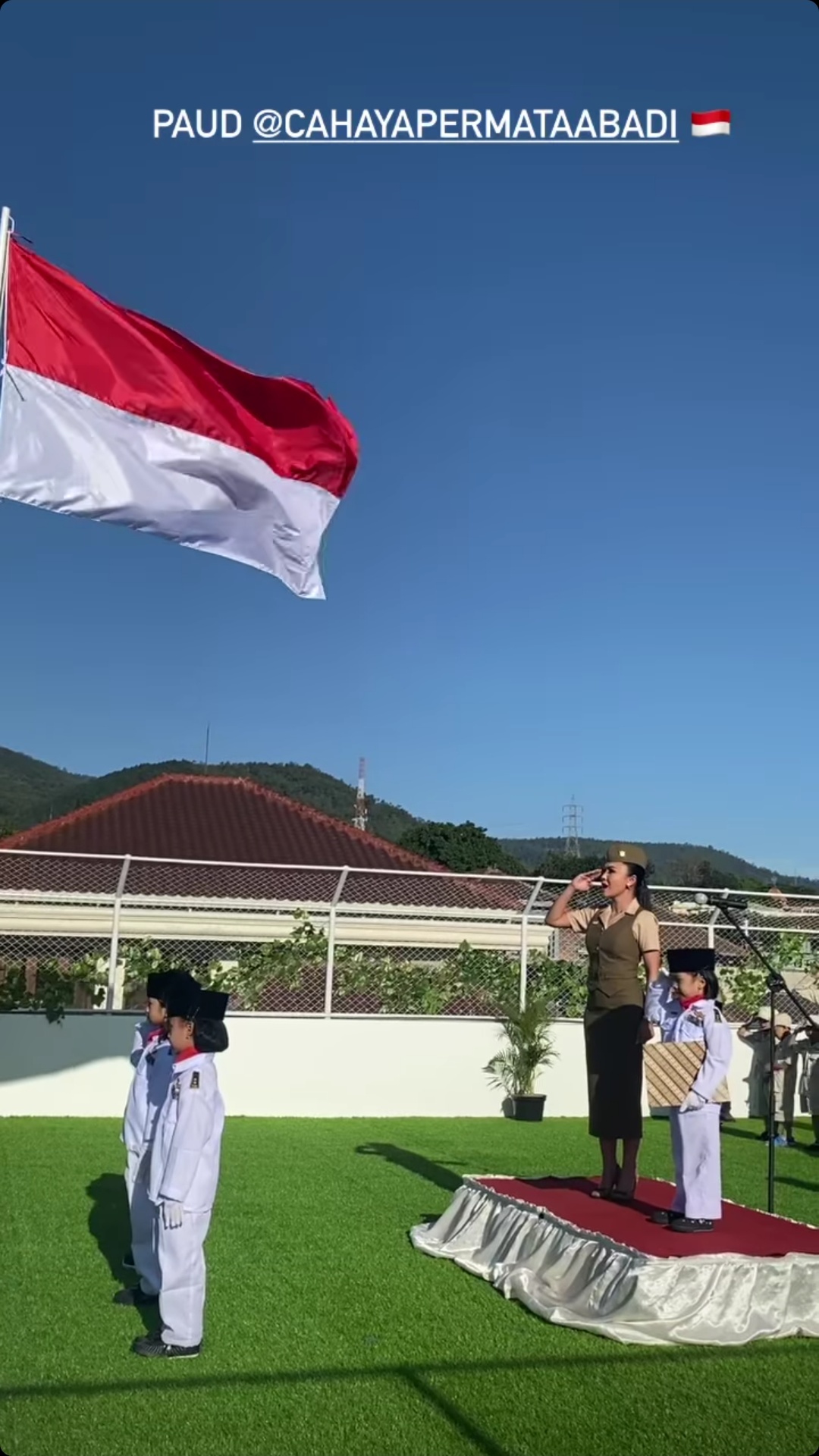 8 Potret Yuni Shara Jadi Pembina Upacara Bendera Di PAUD Miliknya ...