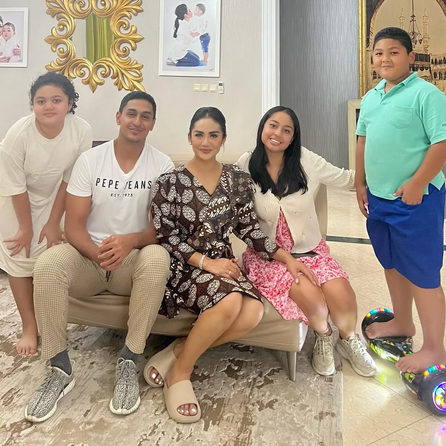 Momen kebersamaan Krisdayanti dan 2 anak sambungnya. (credit: instagram.com/krisdayantilemos)