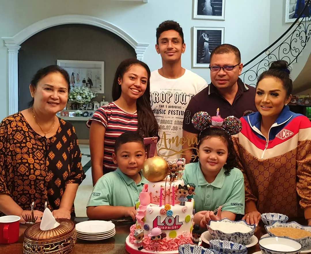 Momen kebersamaan Krisdayanti dan 2 anak sambungnya. (credit: instagram.com/krisdayantilemos)