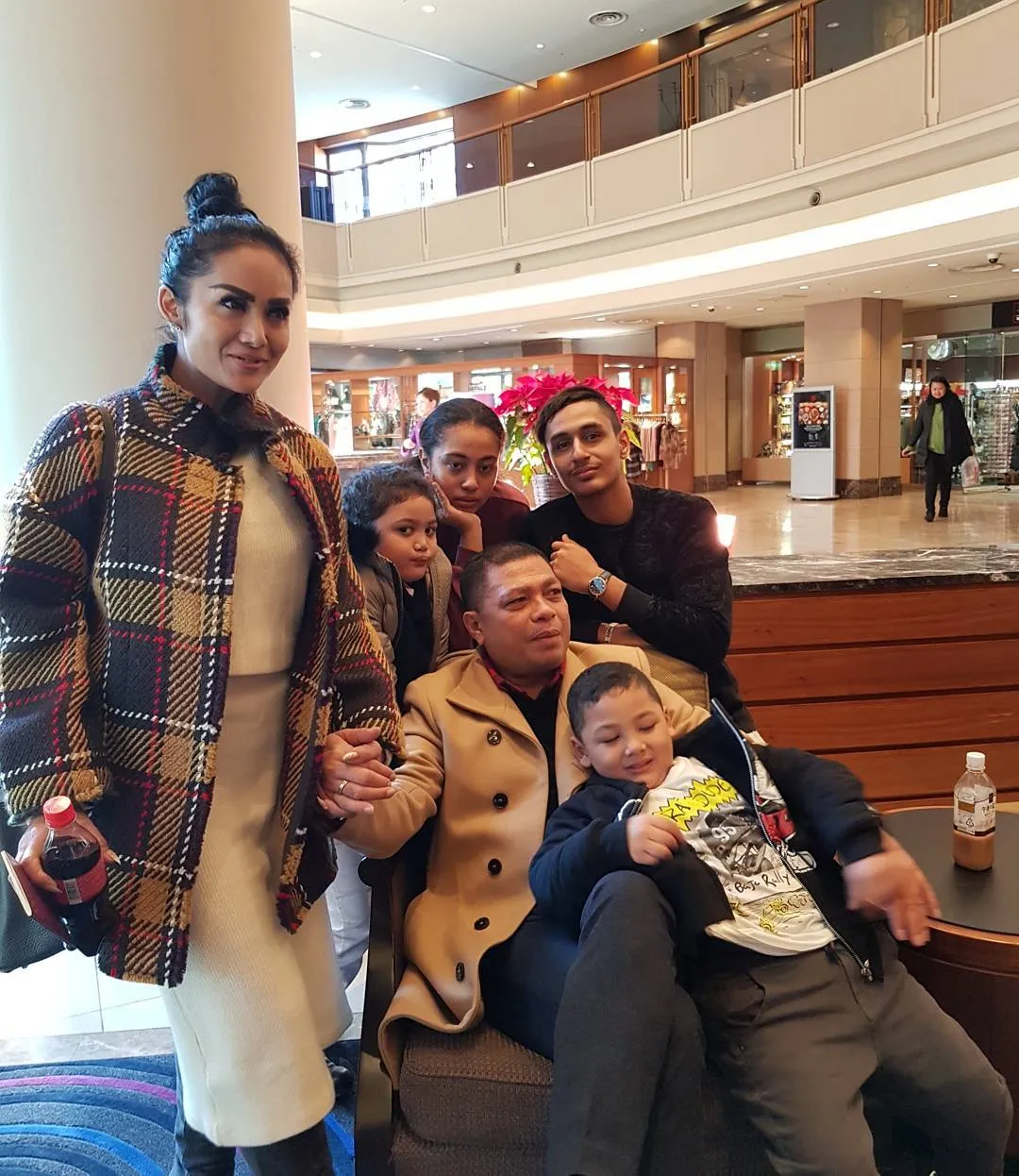 Momen kebersamaan Krisdayanti dan 2 anak sambungnya. (credit: instagram.com/krisdayantilemos)