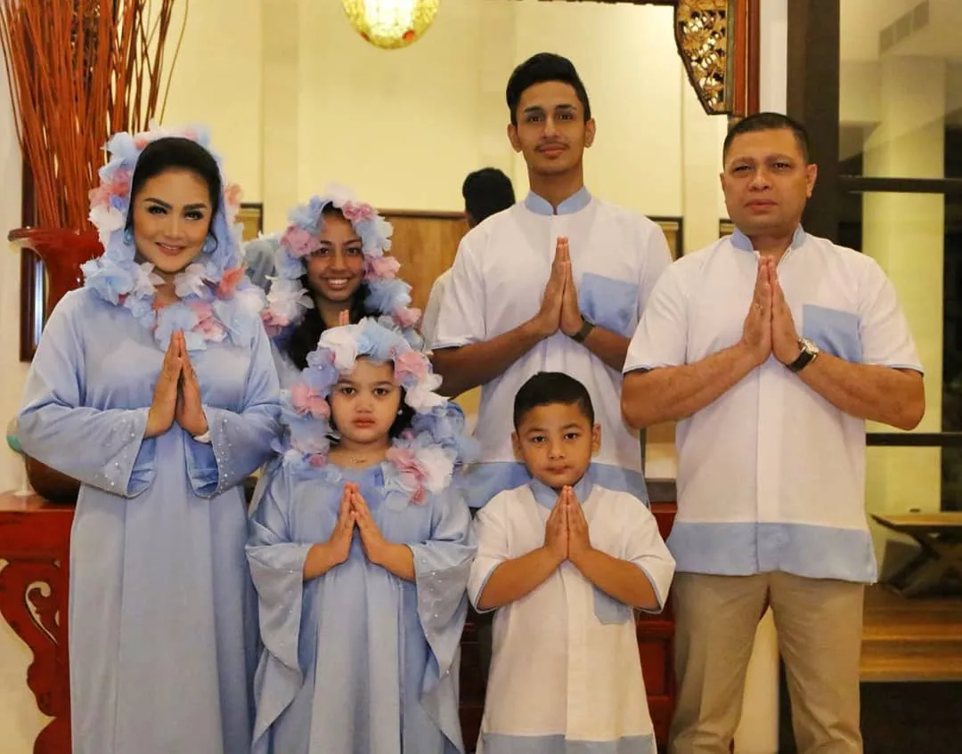 Momen kebersamaan Krisdayanti dan 2 anak sambungnya. (credit: instagram.com/krisdayantilemos)