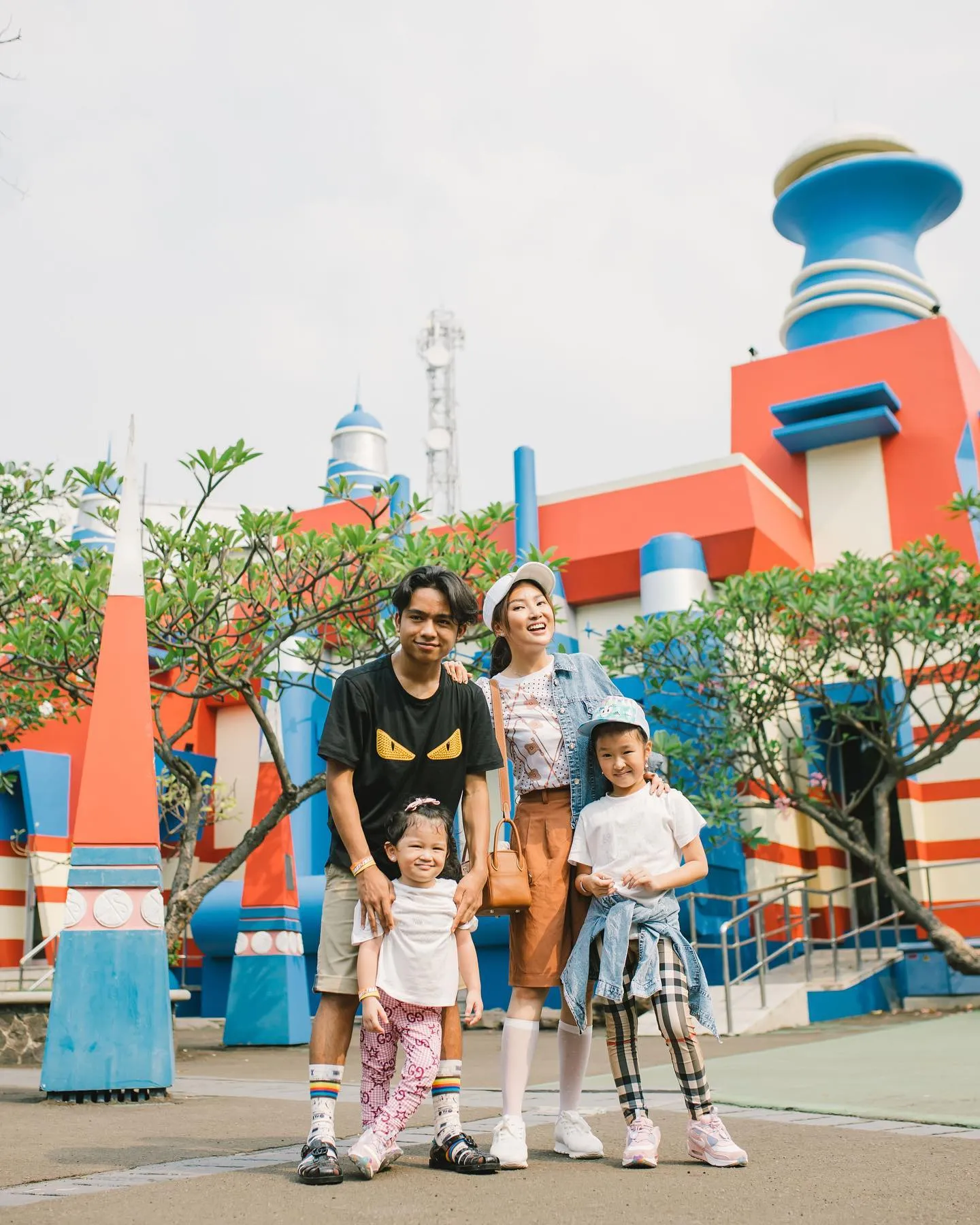 Sarwendah ajak anak-anaknya liburan ke taman hiburan. (credit: instagram.com/sarwendah29)