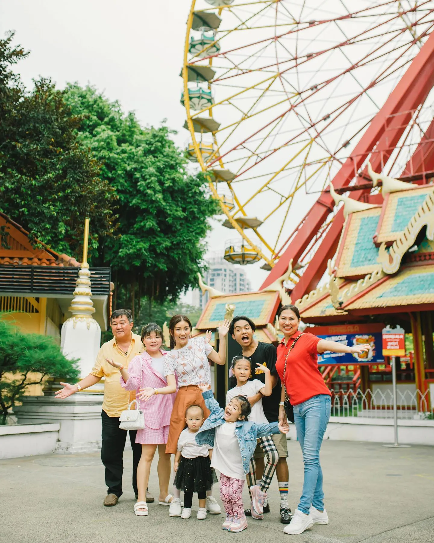 Sarwendah ajak anak-anaknya liburan ke taman hiburan. (credit: instagram.com/sarwendah29)