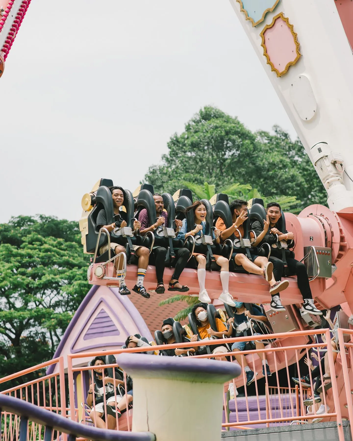 Sarwendah ajak anak-anaknya liburan ke taman hiburan. (credit: instagram.com/sarwendah29)