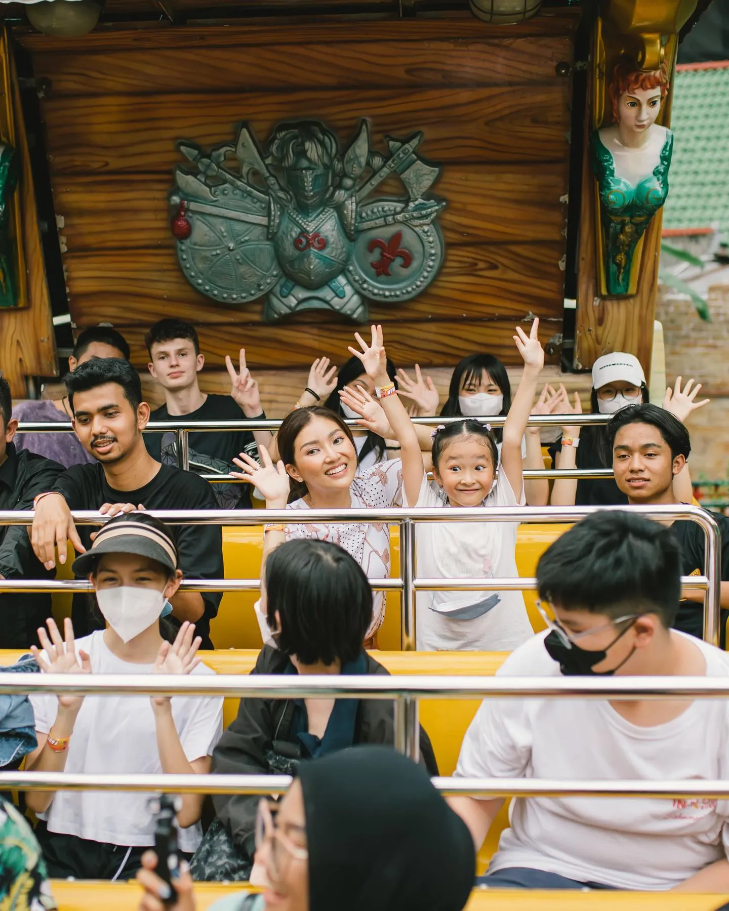 Sarwendah ajak anak-anaknya liburan ke taman hiburan. (credit: instagram.com/sarwendah29)