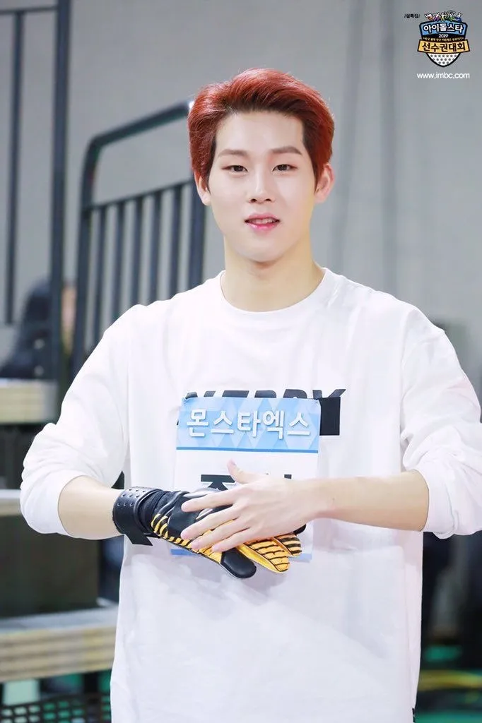 Sebagai pecinta sepak bola, Jooheon juga punya banyak banget koleksi jersey. Ia kerap muncul dengan mengenakan jersey di airport, saat selfie, maupun kala syuting video dance practice. 
