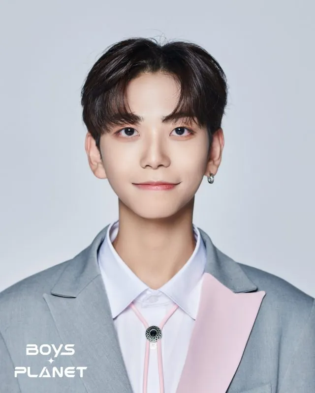 Namanya Anthony kelahiran 13 Februari 2004 dari WakeOne Entertainment. Ia berasal dari kota Nagano dan merupakan kontestan Produce 101 Japan Season 2. Anthony bisa berbahasa Jepang, Filipino, Inggris dan Korea.